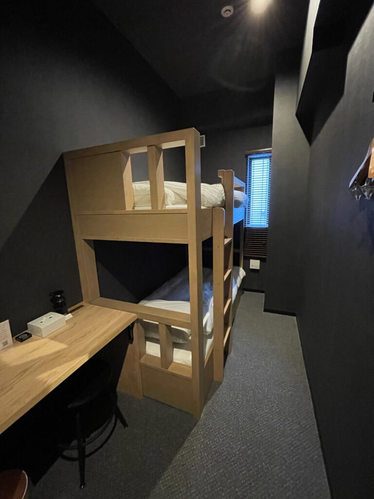 木の温もりを感じる個室客室｜旭川ホテルの落ち着いた内装