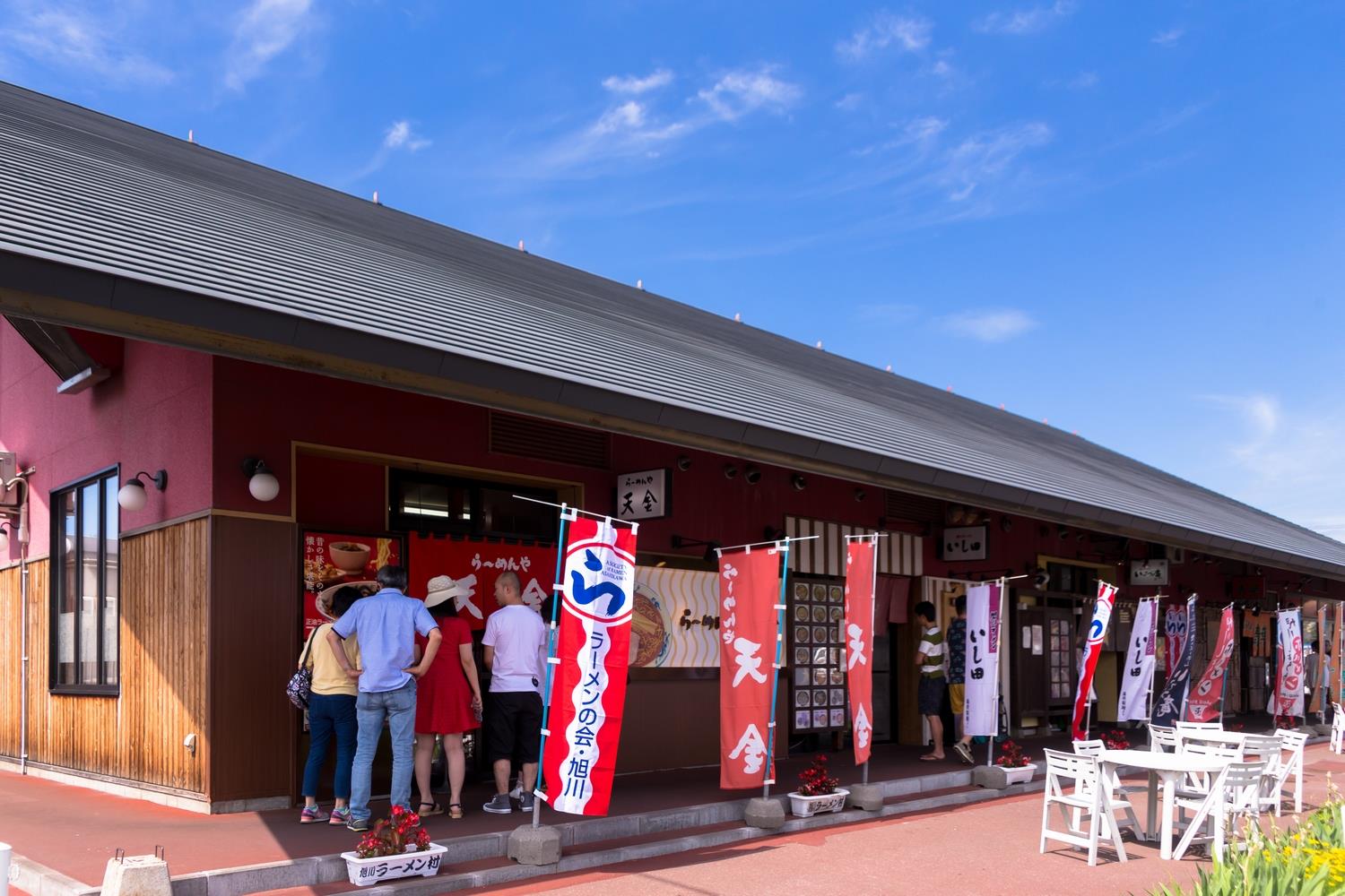 旭川ラーメン村の人気店を巡る旅。濃厚醤油スープと縮れ麺が特徴の旭川ラーメン完全ガイド