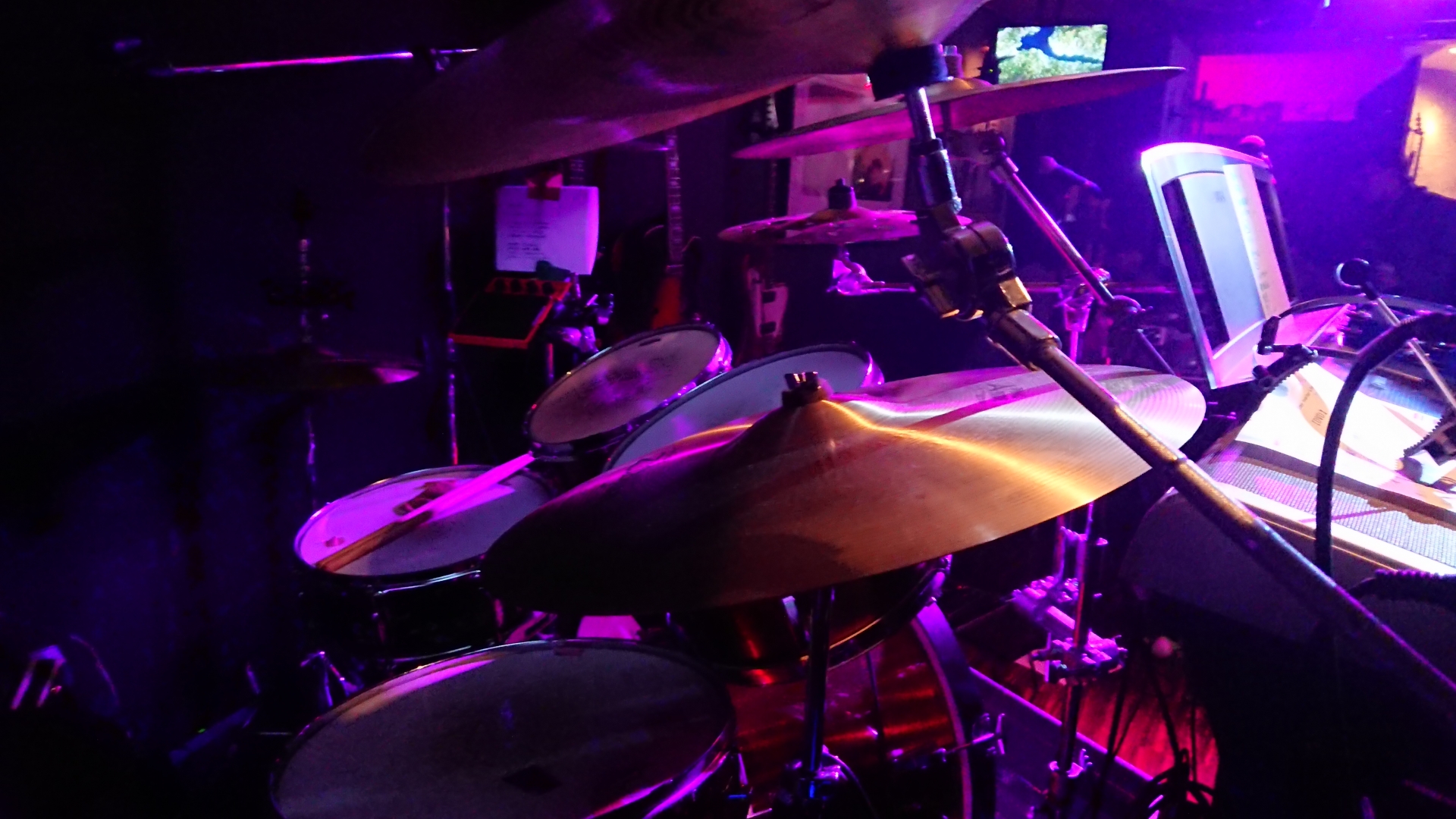 旭川市内のライブハウスとステージ照明の写真（BRADIOやクロマニヨンズの公演イメージ）