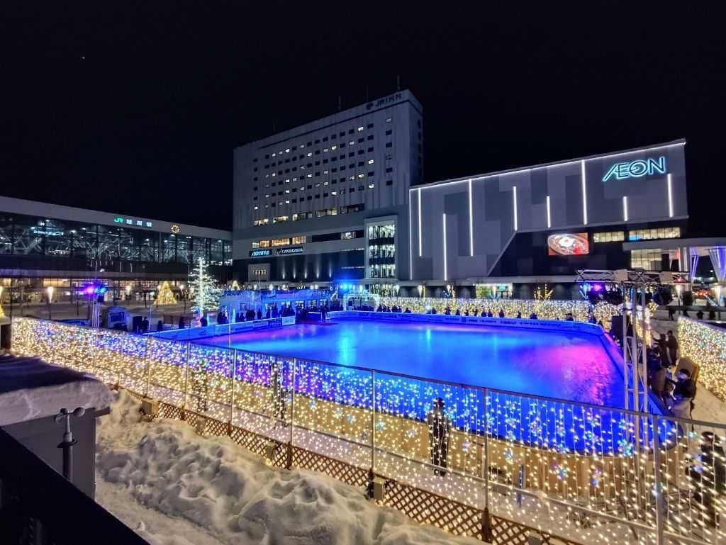 旭川駅前広場に設置された屋外スケートリンク「ゆっきリンクASAHIKAWA」の全景