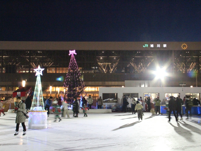 旭川駅前広場に設置された冬季限定スケートリンク「ゆっきリンクASAHIKAWA」
