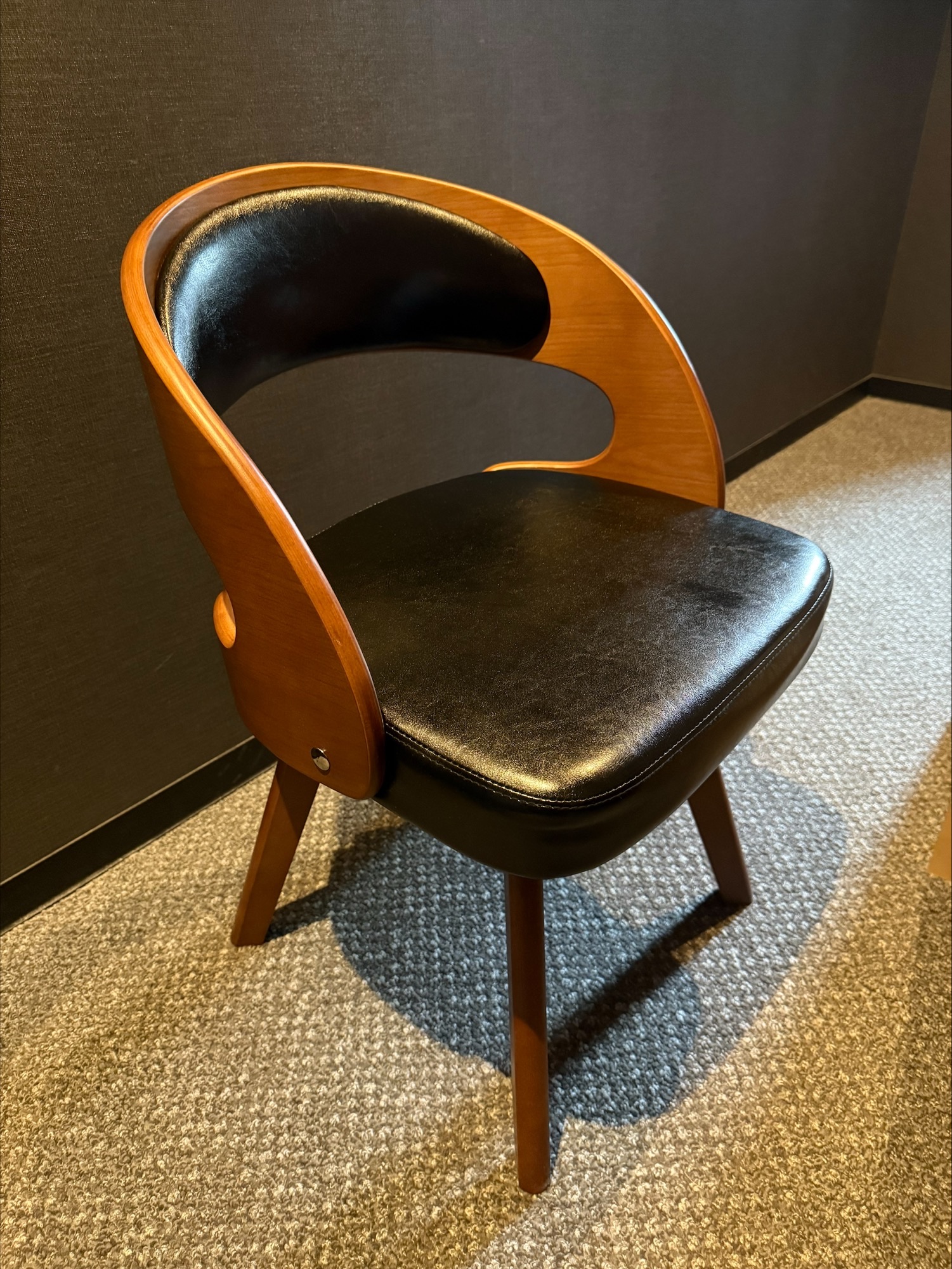 9Cホテル旭川の客室に設置された360度回転・背もたれ付きの新しい椅子